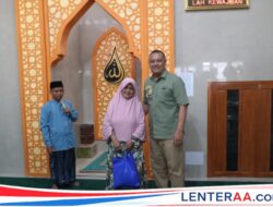 Mantan Juara Tinju Nasional Otong Kosasih Berbagi Bansos Ramadan di Neglasari