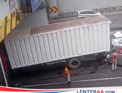 Truk Fuso Bermuatan Tinggi Tersangkut di Underpass Tol Lingkar Luar Pasar Rebo, Lalu Lintas Sempat Tersendat