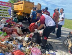 Pererat Silaturahmi, Kapolsek Kronjo Iptu Bayu Sujatmiko Bersama Warga Pagedangan Ilir Gelar Jumat Bersih