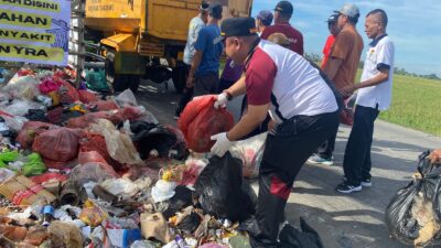Pererat Silaturahmi, Kapolsek Kronjo Iptu Bayu Sujatmiko Bersama Warga Pagedangan Ilir Gelar Jumat Bersih