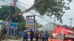 Kontainer Tersangkut Pohon di Depan RSUD Pakuhaji, Picu Kemacetan Panjang Karang Taruna Turun Tangan Bantu Evakuasi dan Urai Lalu Lintas